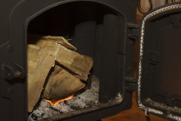 Для чего в частном доме дровяная печь или камин