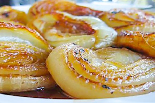 Вот почему я запекаю лук в духовке хотя бы раз в неделю! Уникальное оздоровляющее средство…