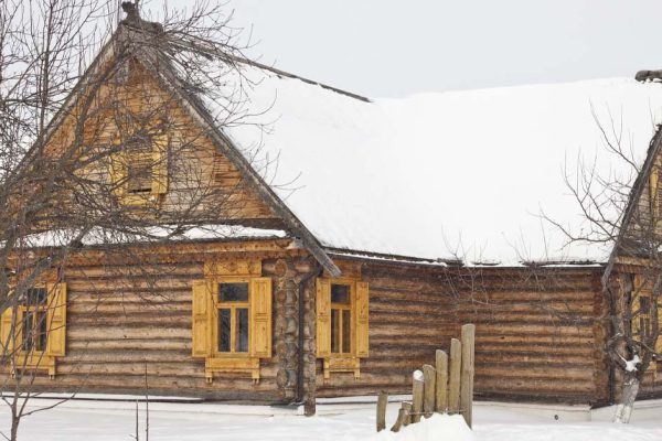 В отечественных деревнях можно заметить старые дома без печных труб, в чём причина