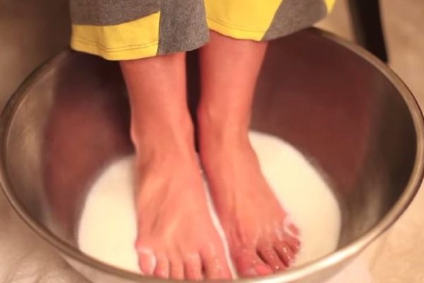Она окунула ноги в белую жидкость. Результат превзошел даже самые смелые ожидания!