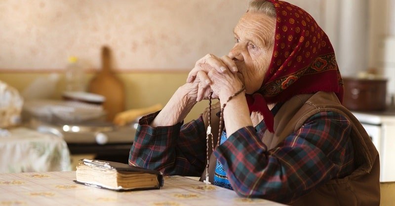 старушка молиться