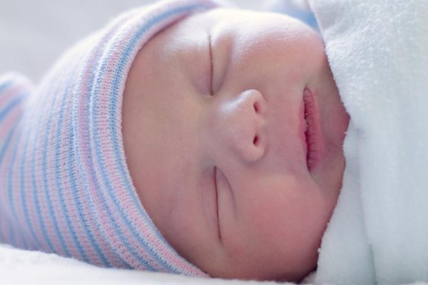 Надо ли пеленать детей