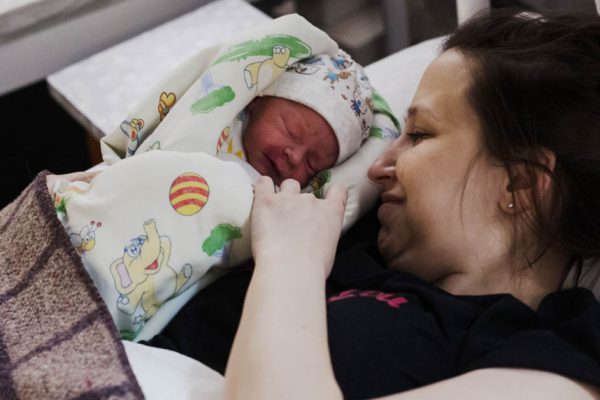 Рядом со мной лежал этот малыш, и я не понимала, как кто-то мог его бросить, именно в тот момент в палату вошел мой муж