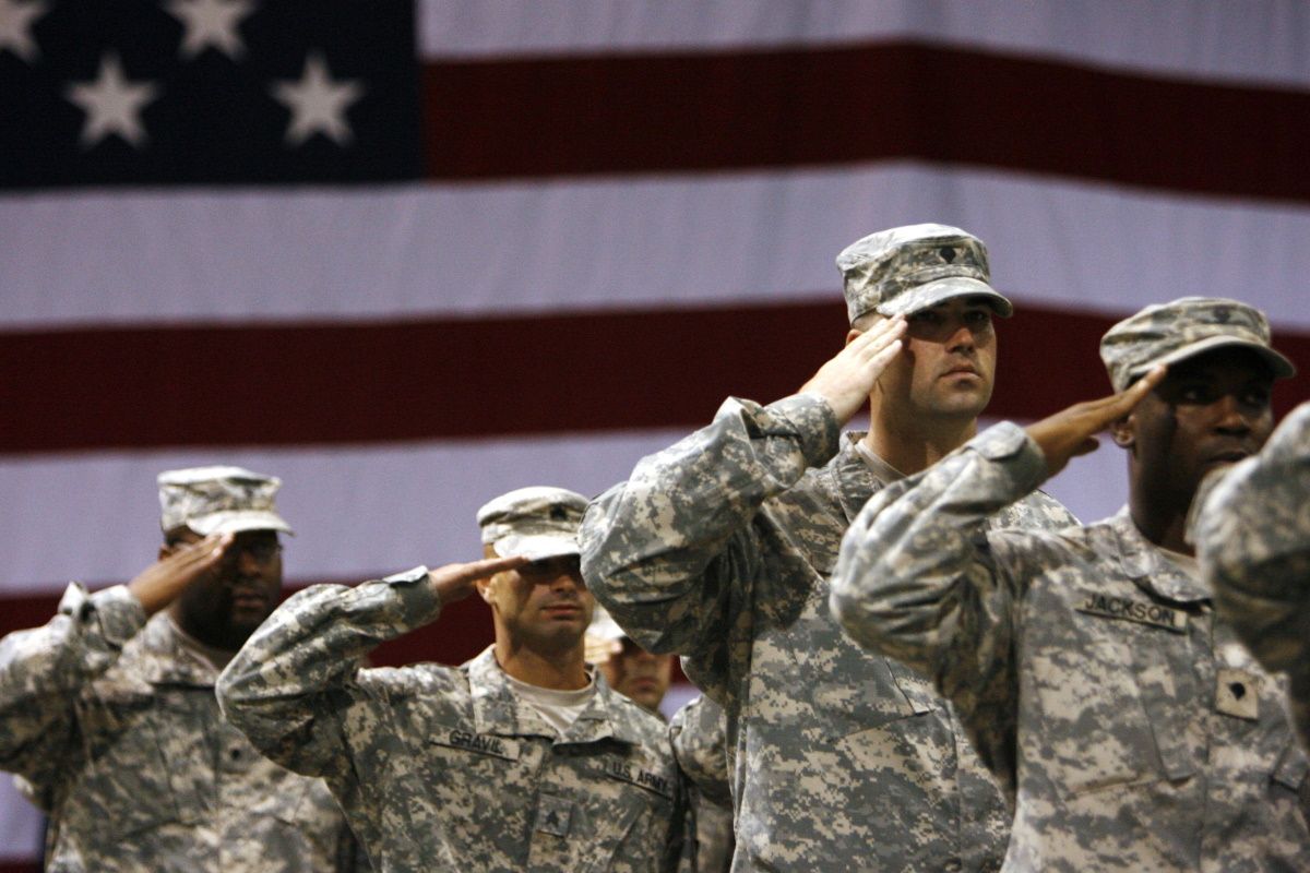 Американцы в израиле. Пенсии американских военных. Soldier saluting. Мозговой центр армии США фото.