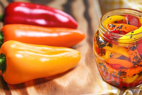 Запасливая хозяйка маринует перцы только по балканскому рецепту, хранятся долго, банки не вздуваются
