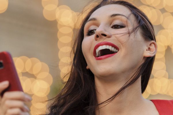 Жене постоянно пишет бывший, хотя с момента расставания прошло 10 лет