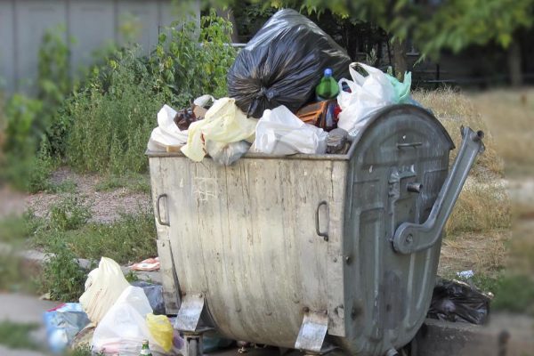 Почему не стоит выбрасывать одежду в общий мусор