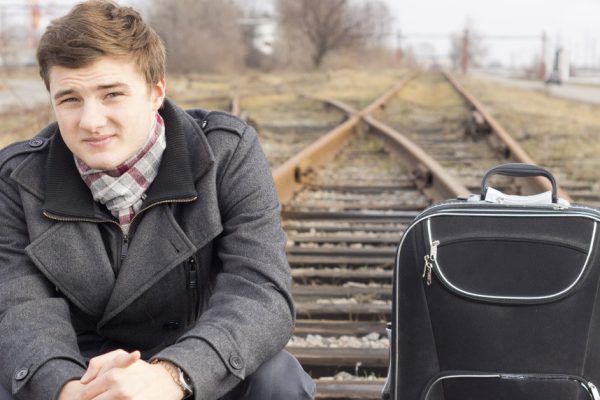 Я думала, что у нас крепкая семья, но однажды вечером муж пришел домой и молча стал собирать вещи