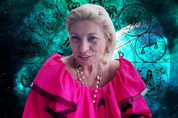 Лучезарная Анжела Перл вышла на связь, чтобы поведать нам, каким будет последний месяц этого года