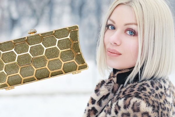 Заподозрила неладное, парень подарил дорогой кошелек на первом свидании