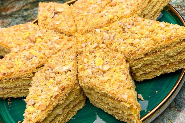 Когда-то выпекала коржи для пирога «Жозефина» на сковороде, теперь знаю, как приготовить его еще проще