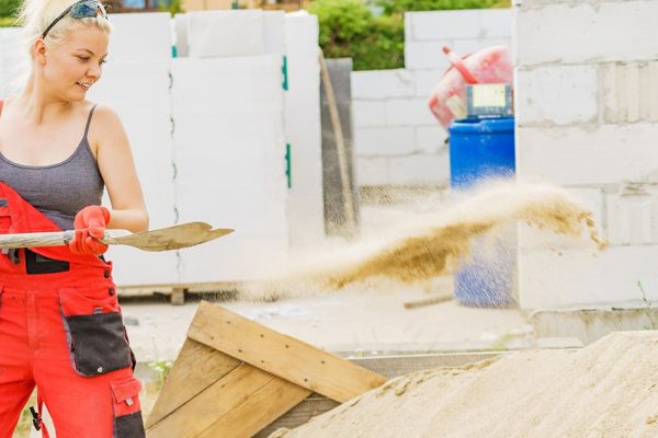 Хитрость, что поможет перекидать 20 тонн песка вручную