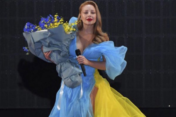 Певица Тина Кароль сражается на музыкальном фронте и дает концерты в поддержку Украины