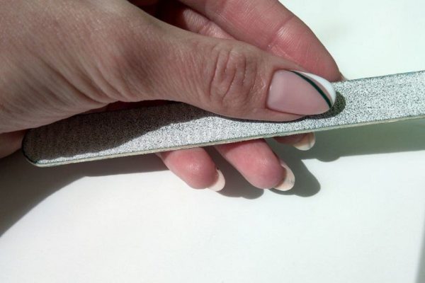 Как по-быстрому привести ногти в порядок, когда под руками есть только пилка