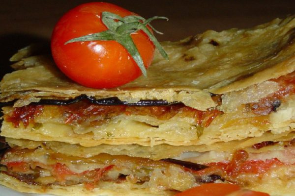 Приготовление сочного пирога с баклажанами