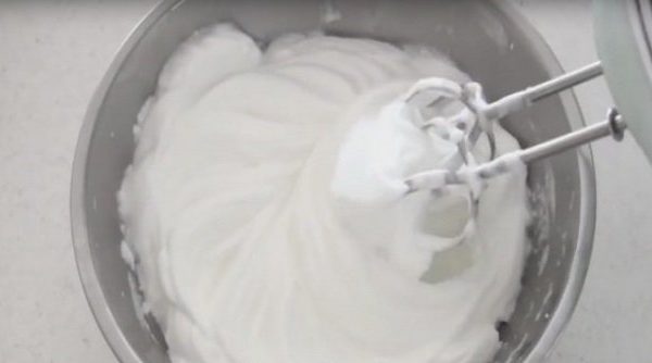 Этот пирог бьет все рекорды: тебе нужно будет смешать всего 2 ингредиента.