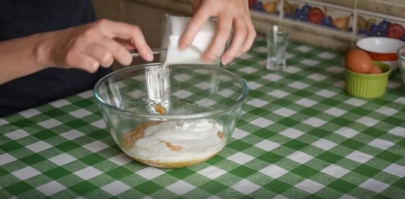 пирог на кефире с вареньем