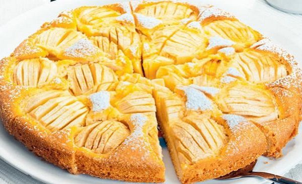 Нежнейший пирог «Прелесть» на кефире. Получается вкусным даже у начинающих кулинаров.