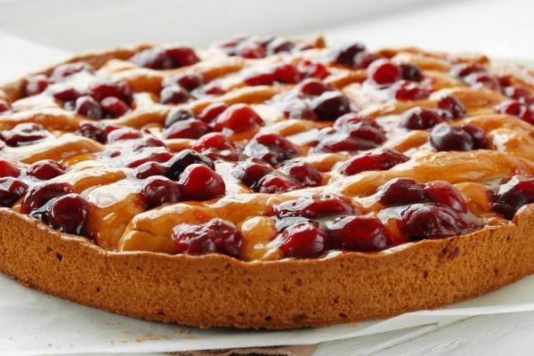 Шеф-повар Евгений Клопотенко призывает не пропустить сезон черешни и приготовить замечательный пирог с летней ягодой