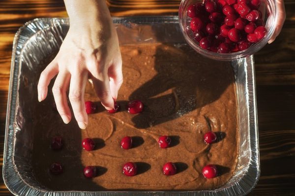 Шоколадный пирог с ягодными вкраплениями, спасающий от тоски