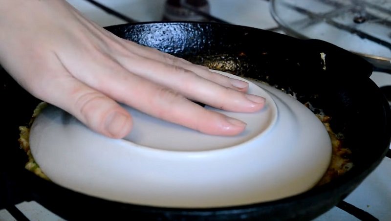 placek ziemniaczany na patelni