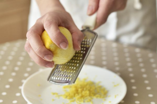 Для чего натирать лимон на мелкой терке и смешивать с кокосовой стружкой, результат удивит даже скептиков