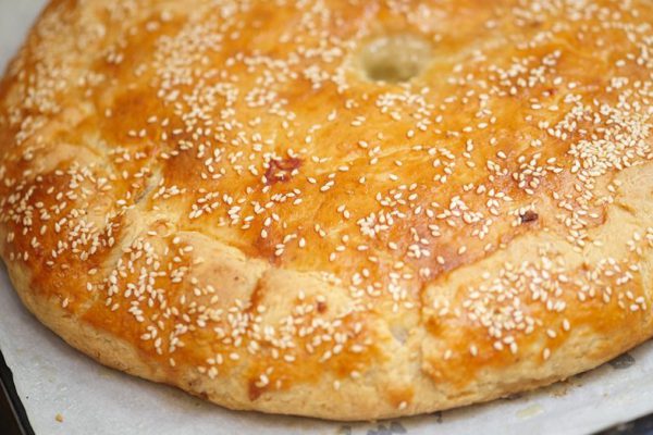 Традиционное блюдо крымских татар: аппетитный мясной пирог «Кубэтэ».