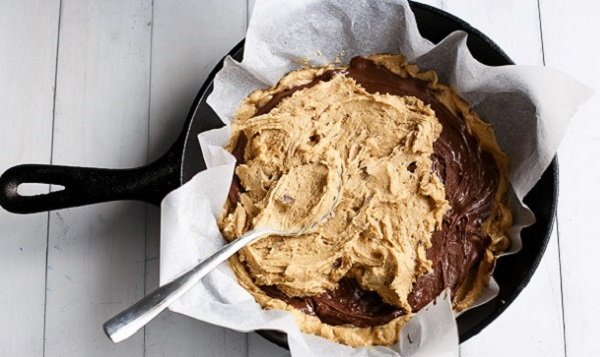 закрытый пирог в сковороде