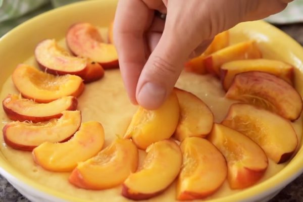 Купила на рынке спелые персики, буду готовить воздушный пирог, делюсь чудным рецептом