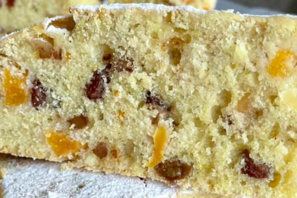 В Греции этот пирог пекут в память святого Фанурия, но я могу готовить его хоть каждый день