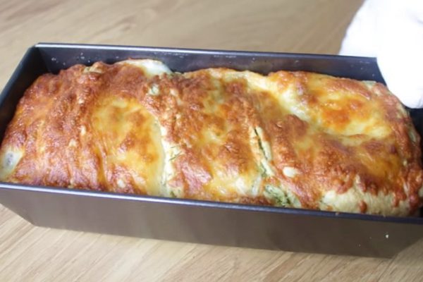 Рецепт чесночного пирога с зеленью и сыром