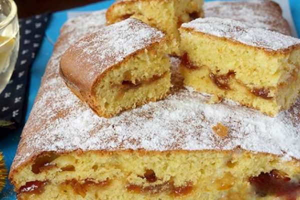 Воздушный и безумно вкусный пирог на скорую руку: не стыдно и к праздничному столу предложить!