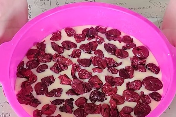 Подготавливаю ингредиенты, беру всё по одному стакану, через 40 минут пышный вишневый пирог на столе