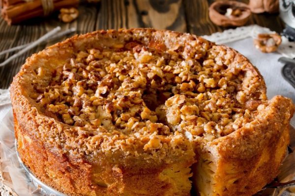 Инструкция по приготовлению яблочного пирога с ореховой крошкой