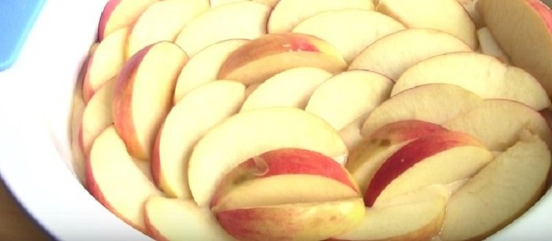 пирог с яблоками и изюмом
