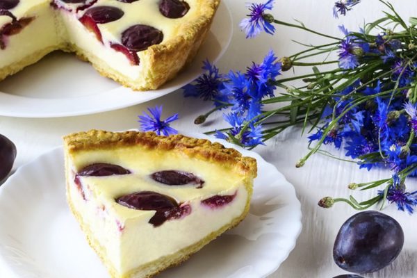 Как приготовить пирог со сливами и творогом