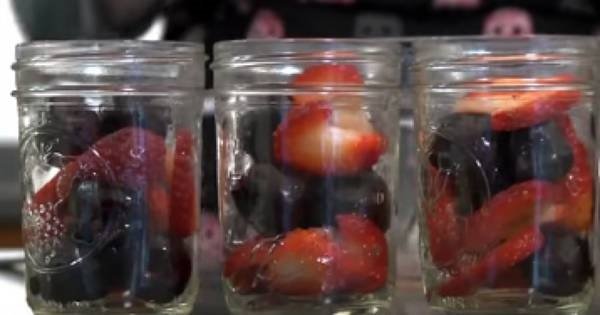 Для начала помести фрукты в банку… Затем будь готов попробовать пирог твоей мечты!