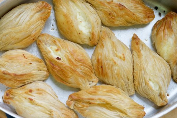 Как приготовить пирожки из слоеного теста