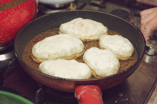 После застолий готовлю партию пирожков на соде, чтобы мясная нарезка, оливки, сыр и зелень не пропадали