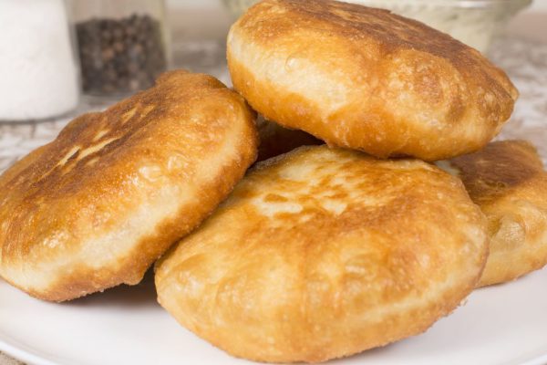 Гости спорят, с чем мои пирожки на самом деле: с капустой или с луком, а я посмеиваюсь, ведь не то и не другое