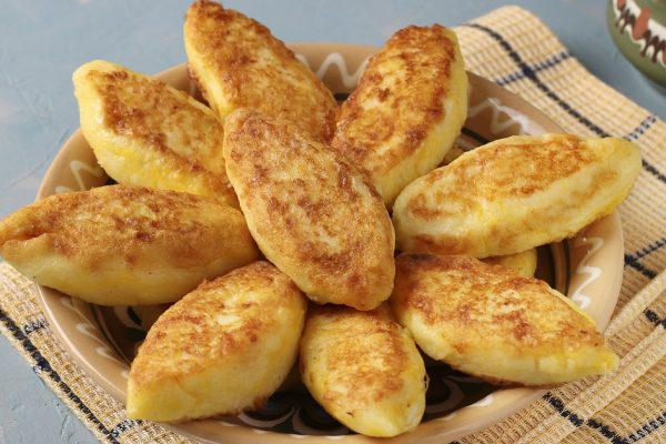 Сырники постоянно пригорают и расползаются, жарю пирожки с творогом, гораздо вкуснее и проще готовить