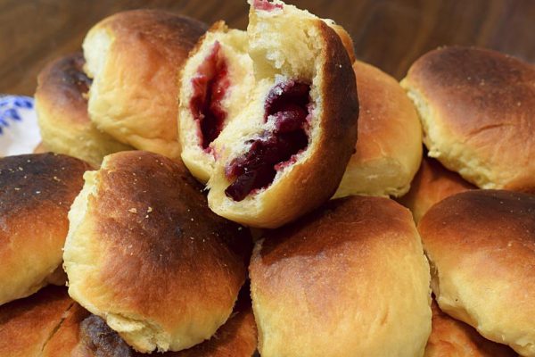 Пышные пирожки, которые сочетают в себе вкус творожного печенья и сочной вишневой начинки