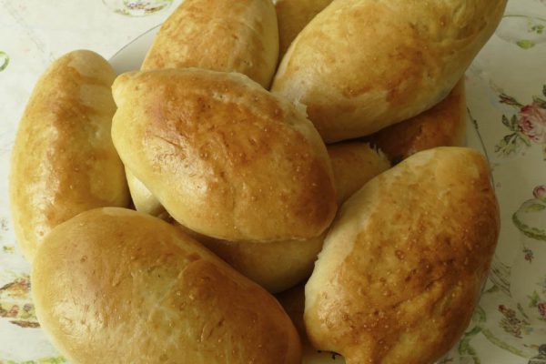 Пеку на творожном тесте пирожки со сливами, в гости едут два внука