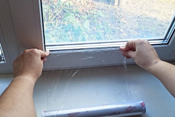 Взяла рулон дешевой пленки и наклеила на все окна, всю зиму не знаю бед