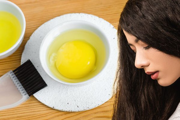 Парикмахер делает маску для спасения волос от морозов на дому, раскрывает рецептуру