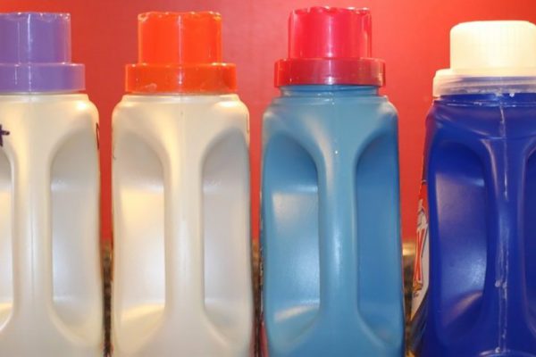 Почему не стоит выбрасывать пластиковые бутылки из-под моющих средств