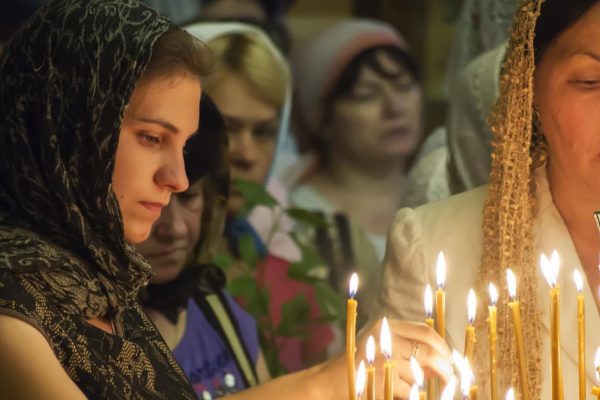 В каком платке идти в церковь на Троицу, а в каком нельзя