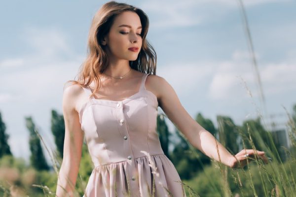 С какими вещами сочетать платье-комбинацию