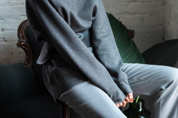 Почему стоит носить платье с брюками