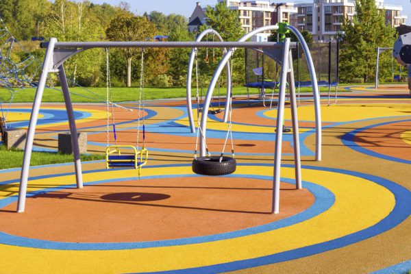 Европейцы отказались от резиновой плитки, а мы устилаем ею детские площадки